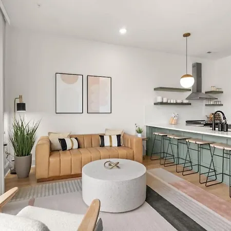 Chic Spacious 2 Bedroom Walk To Coffee And Restaurants